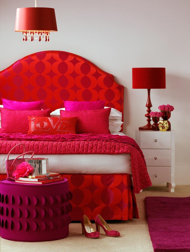 Уютные кровати с красным бельем