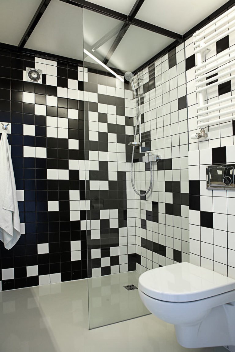Полосатые стены в ванной