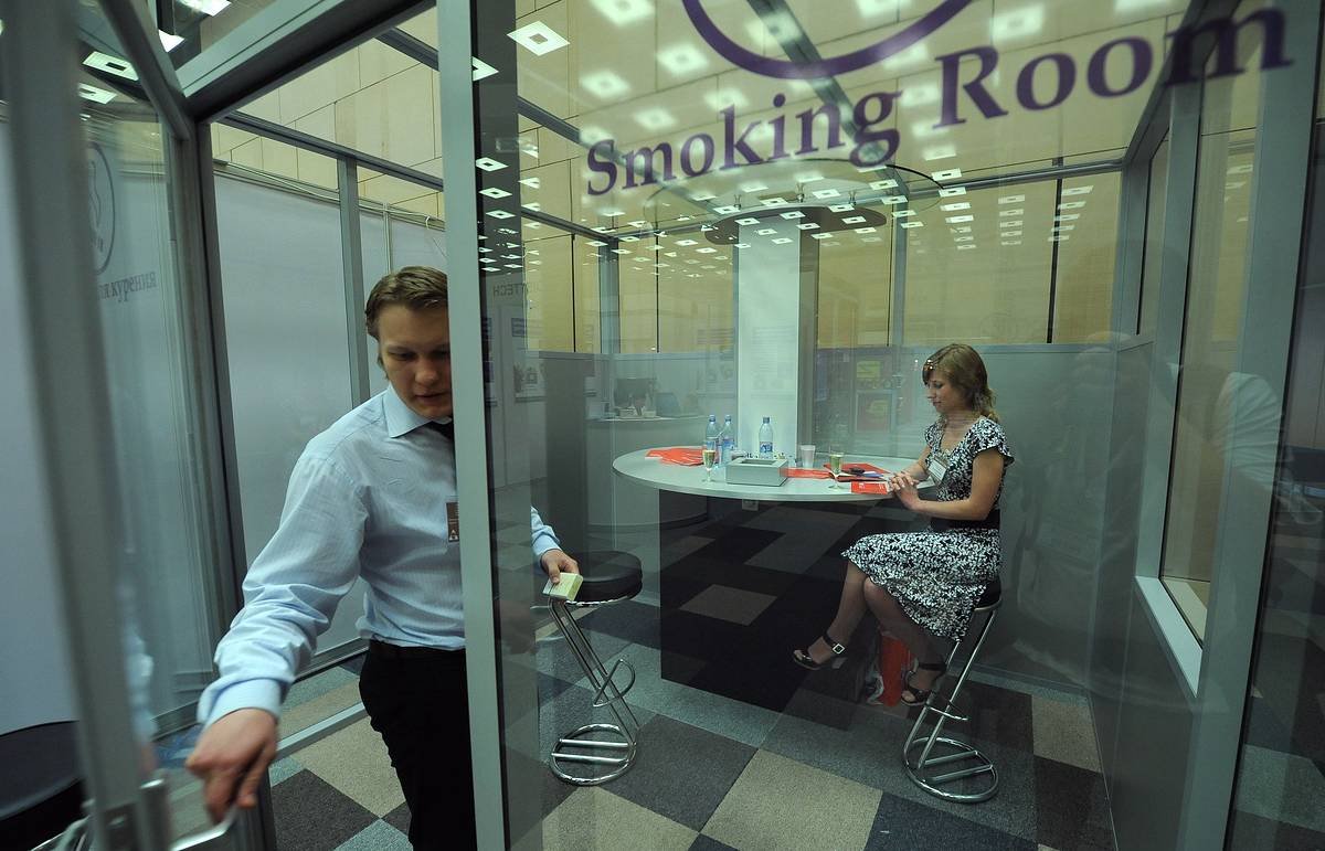 Толмачева курилка. Курилка в аэропорту. Курительные комнаты в аэропортах. Комната для курения в аэропорту. Курительная комната в офисе.