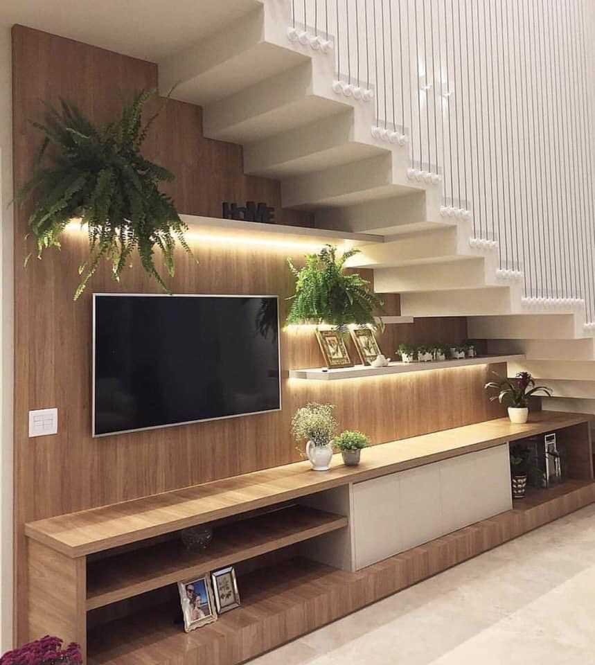 Телевизор под лестницей