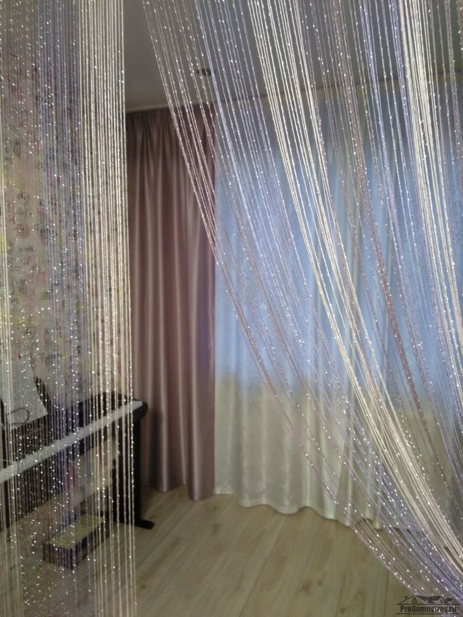 Нитевые шторы в интерьере гостиной (89 фото)