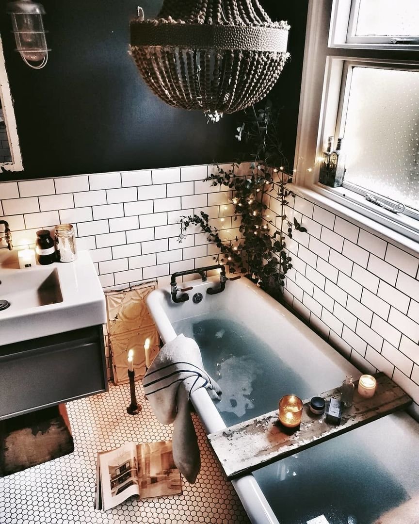 Ванная комната с окном в стиле Кантри