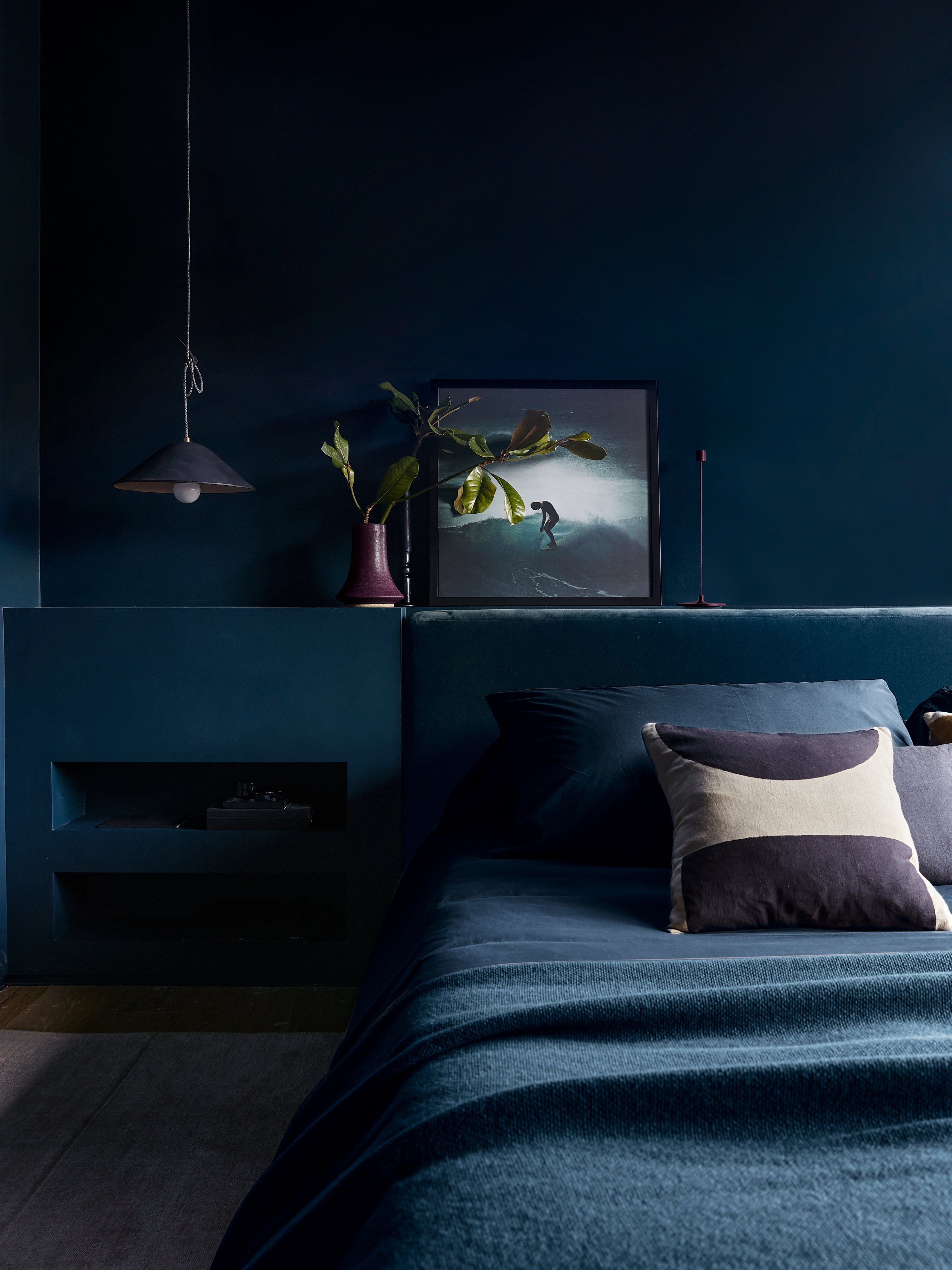 темно синий цвет в интерьере спальни