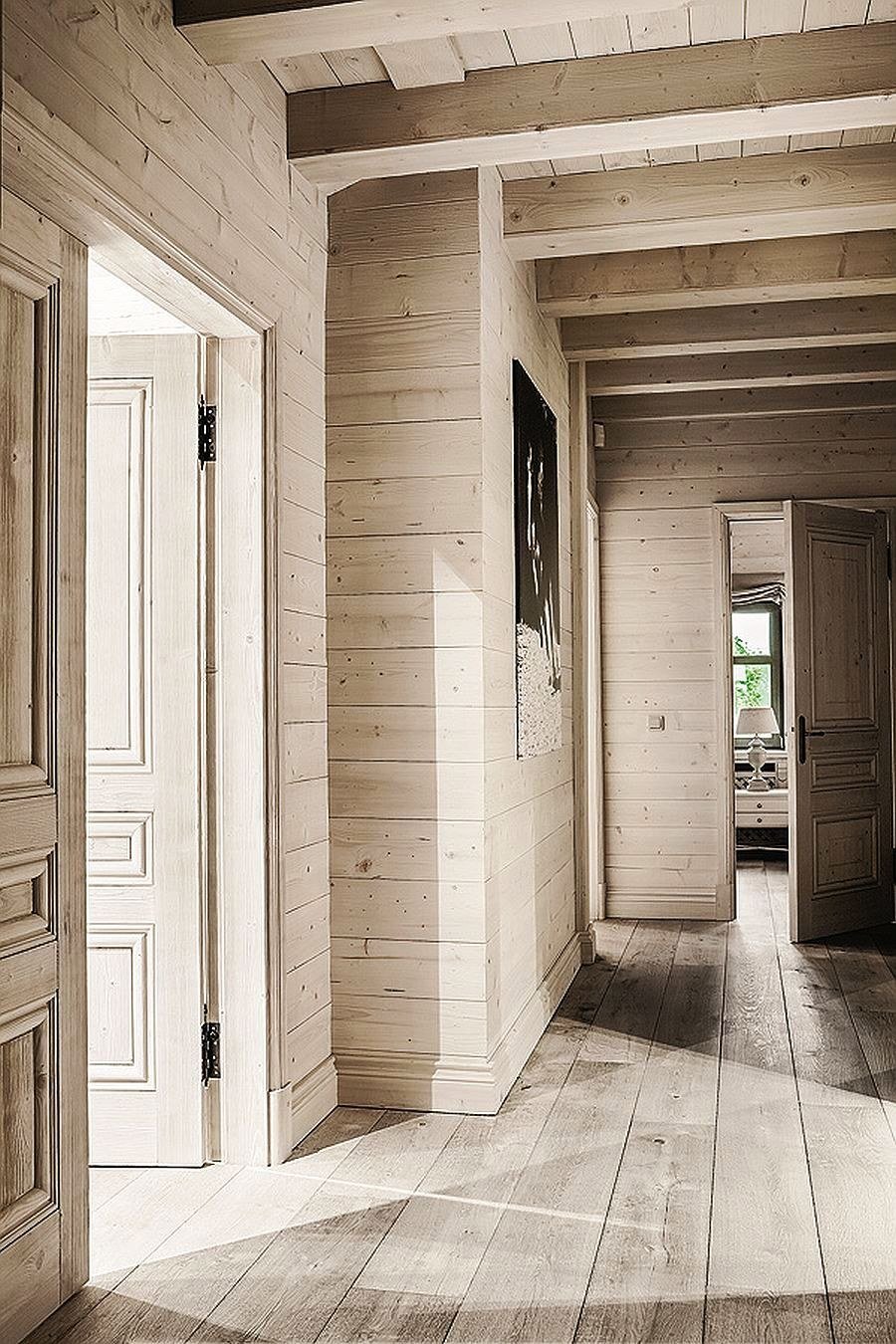 серые двери в интерьере деревянного дома