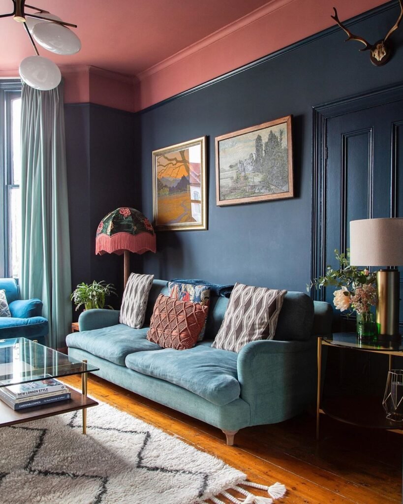 серые стены и синий диван в интерьере