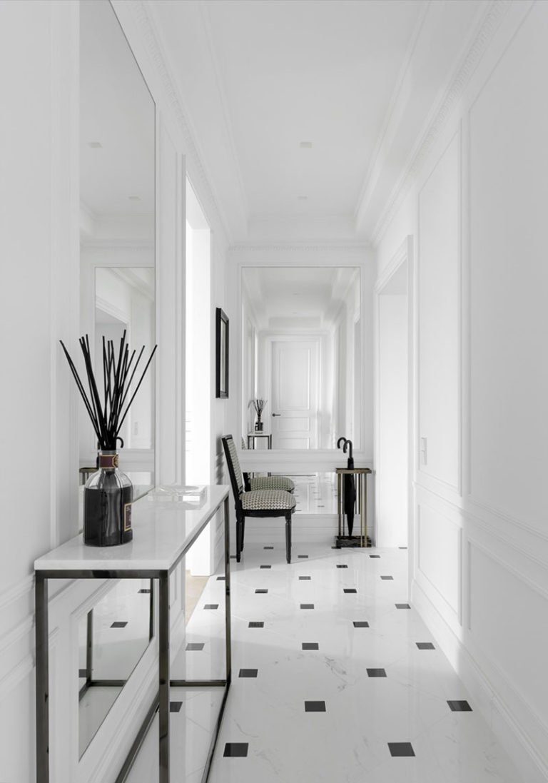 Черно белая плитка в прихожей