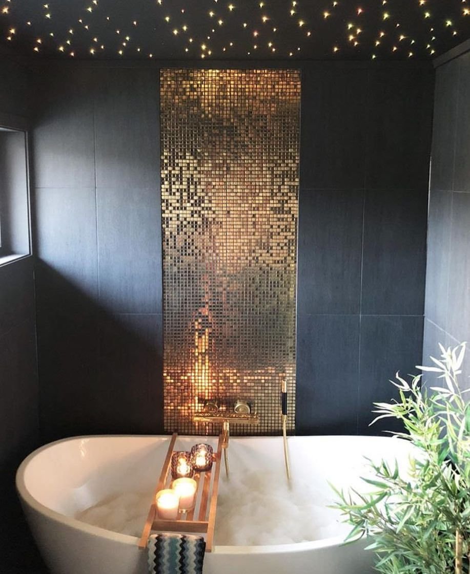 Ванная с золотой мозаикой