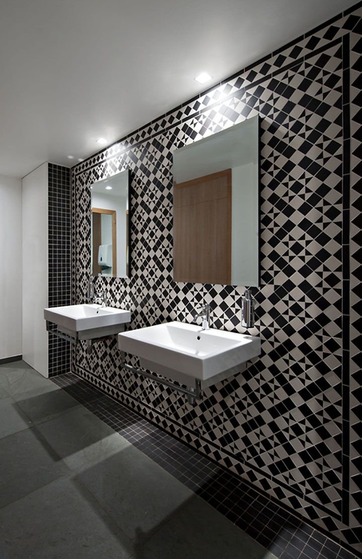 Черно белая ванная с мозаикой