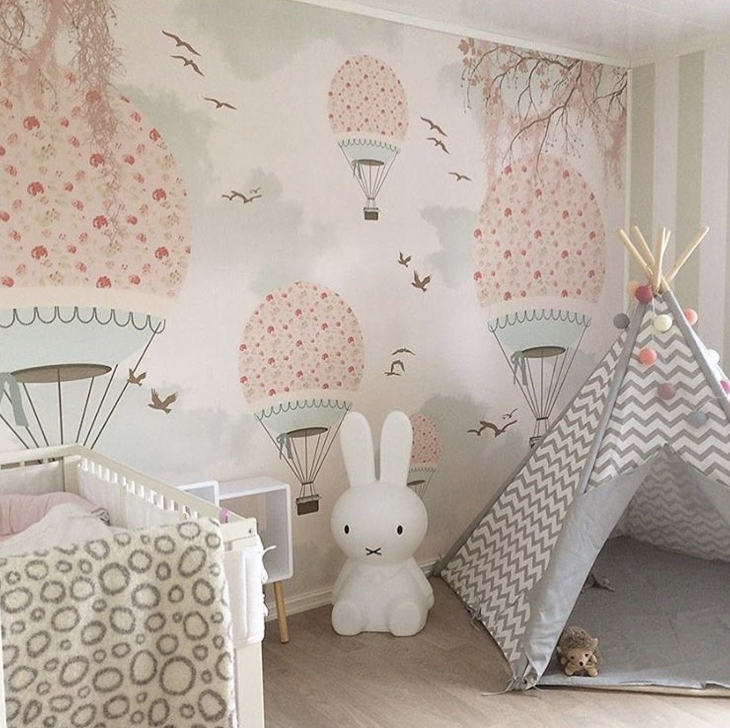 Декор детской комнаты с зайцем