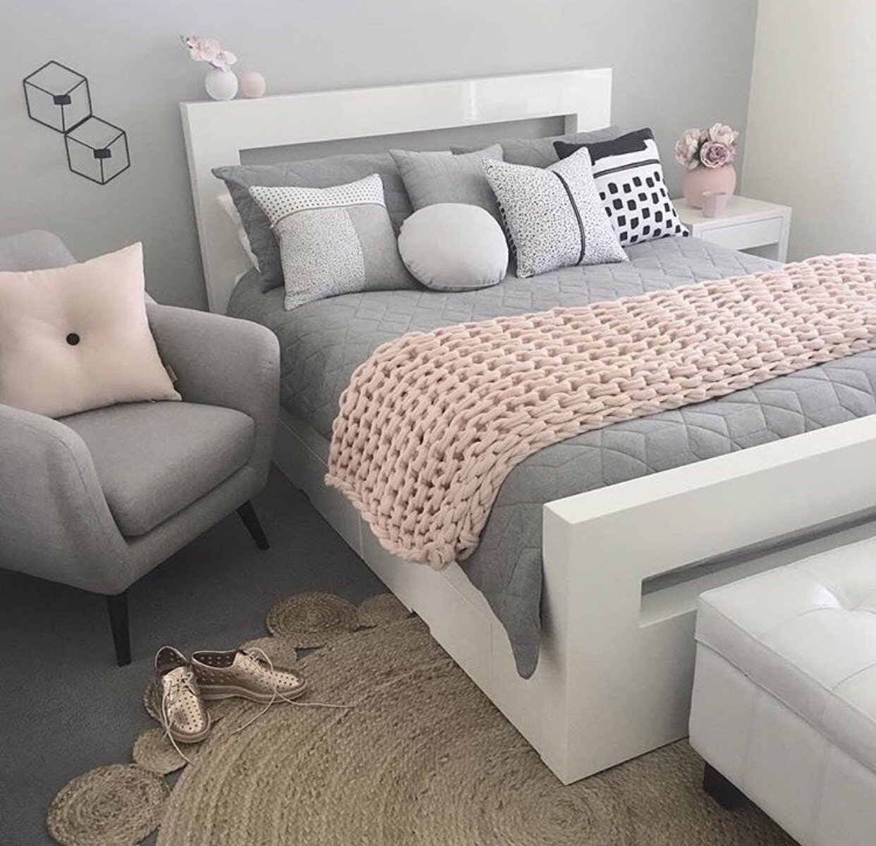 Серо розовая комната. Кровать в современном стиле. Спальня в серо розовом цвете. Кровати для подростков в современном стиле. Спальня в серо розовых тонах.