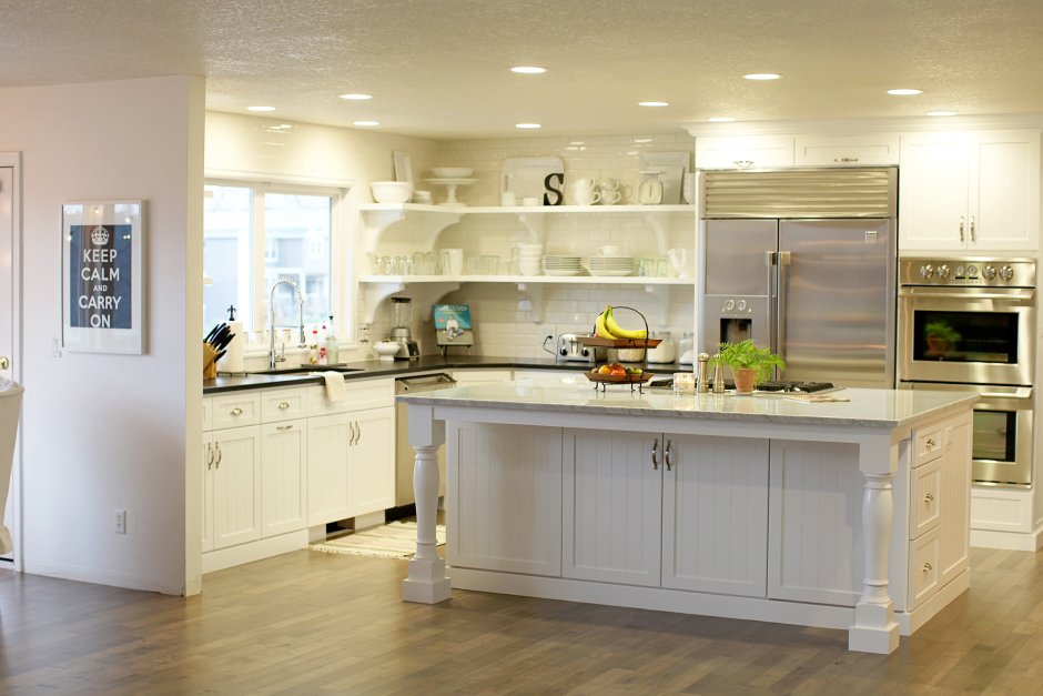 Кухонный остров с обеденной зоной