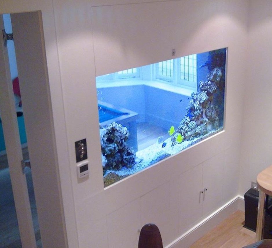 Барная стойка с аквариумом