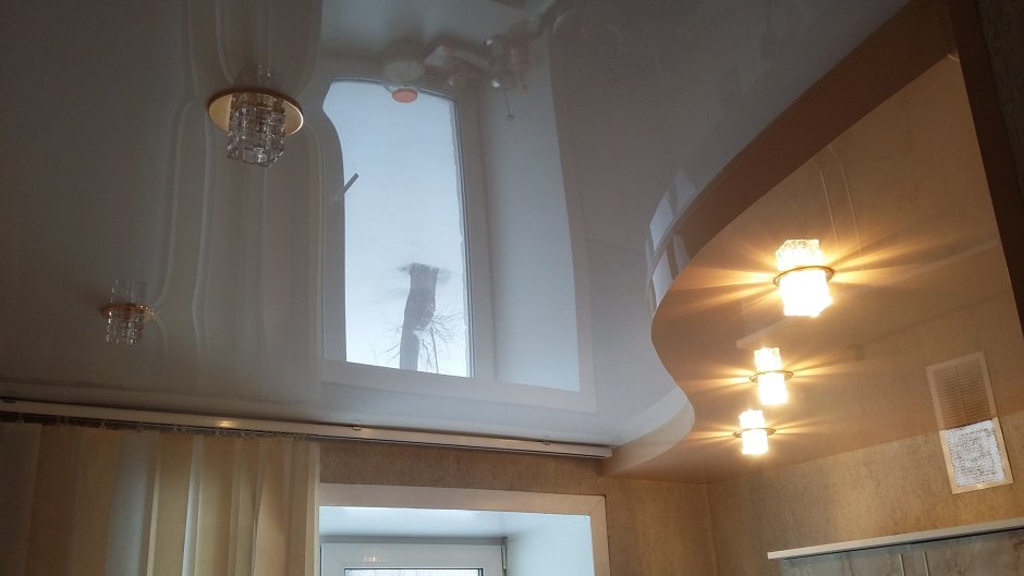 Бежевый натяжной потолок на кухне (65 фото)