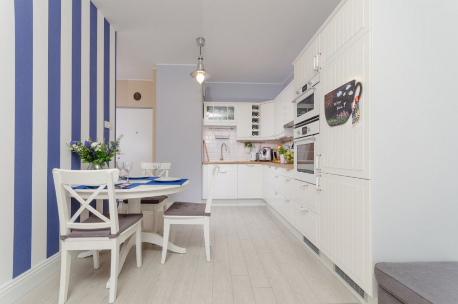 Полоска в интерьере кухни