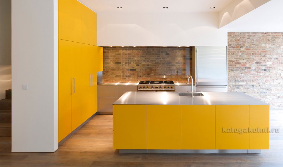 Желтая кухня в стиле лофт