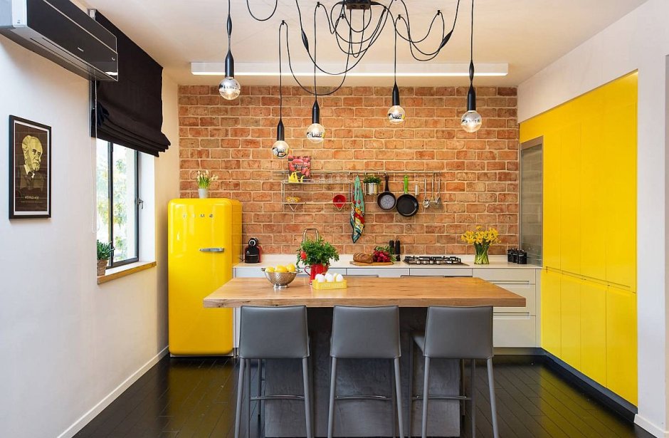 Кухня лофт яркая