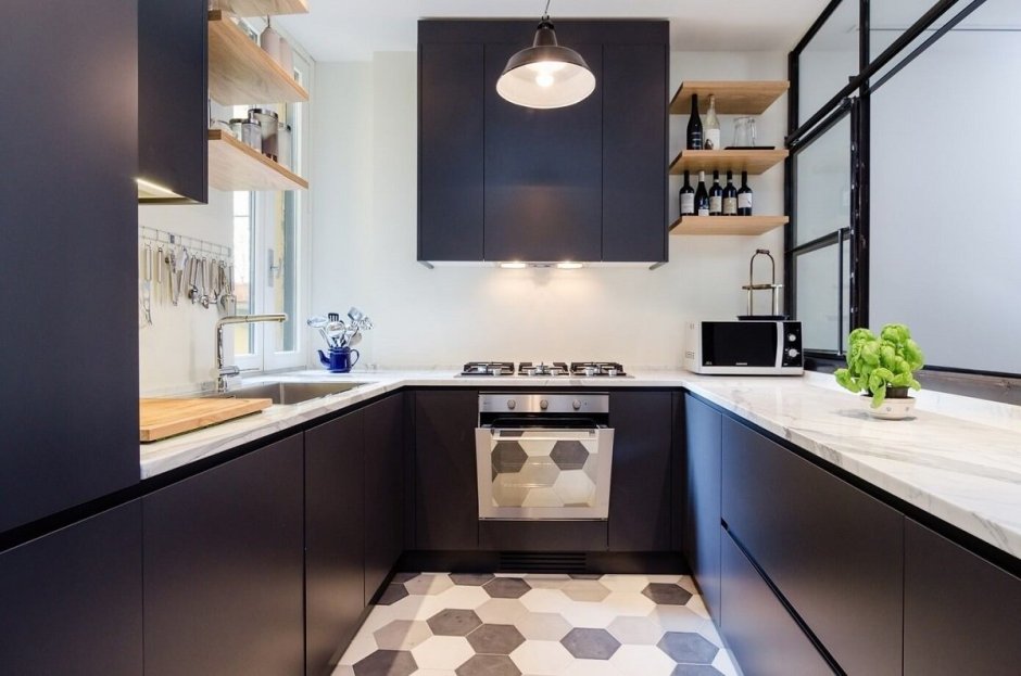 Дизайны небольших кухонь с черным потолком