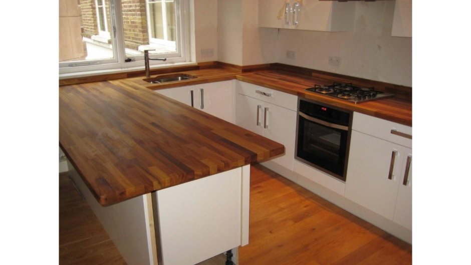 Кухонная гарнитура с деревянной столешницей