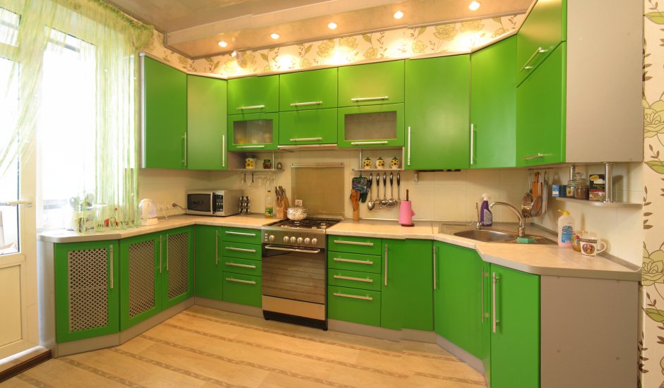 Зеленая кухня желтые обои