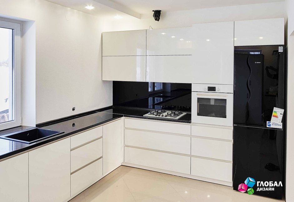 Белая кухня с черной фурнитурой (66 фото)
