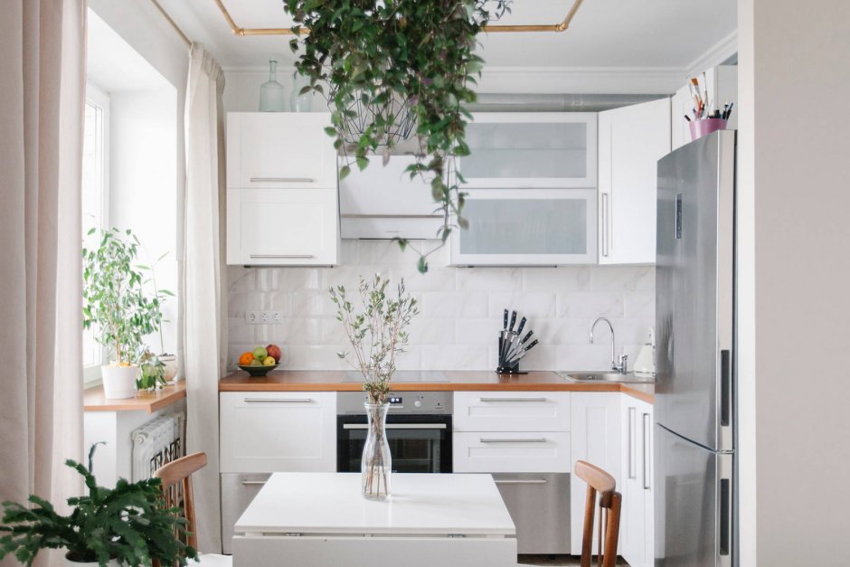 Белая кухня в маленькой кухне