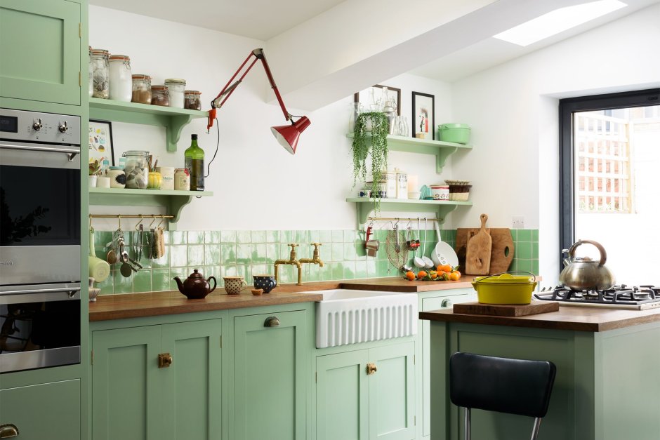 Зеленая кухня с деревянной столешницей