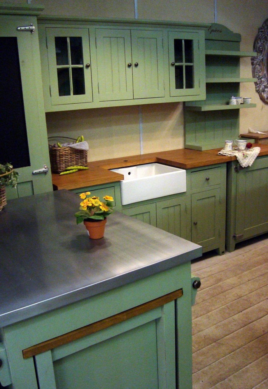 Кухня изумрудного цвета с деревянной столешницей