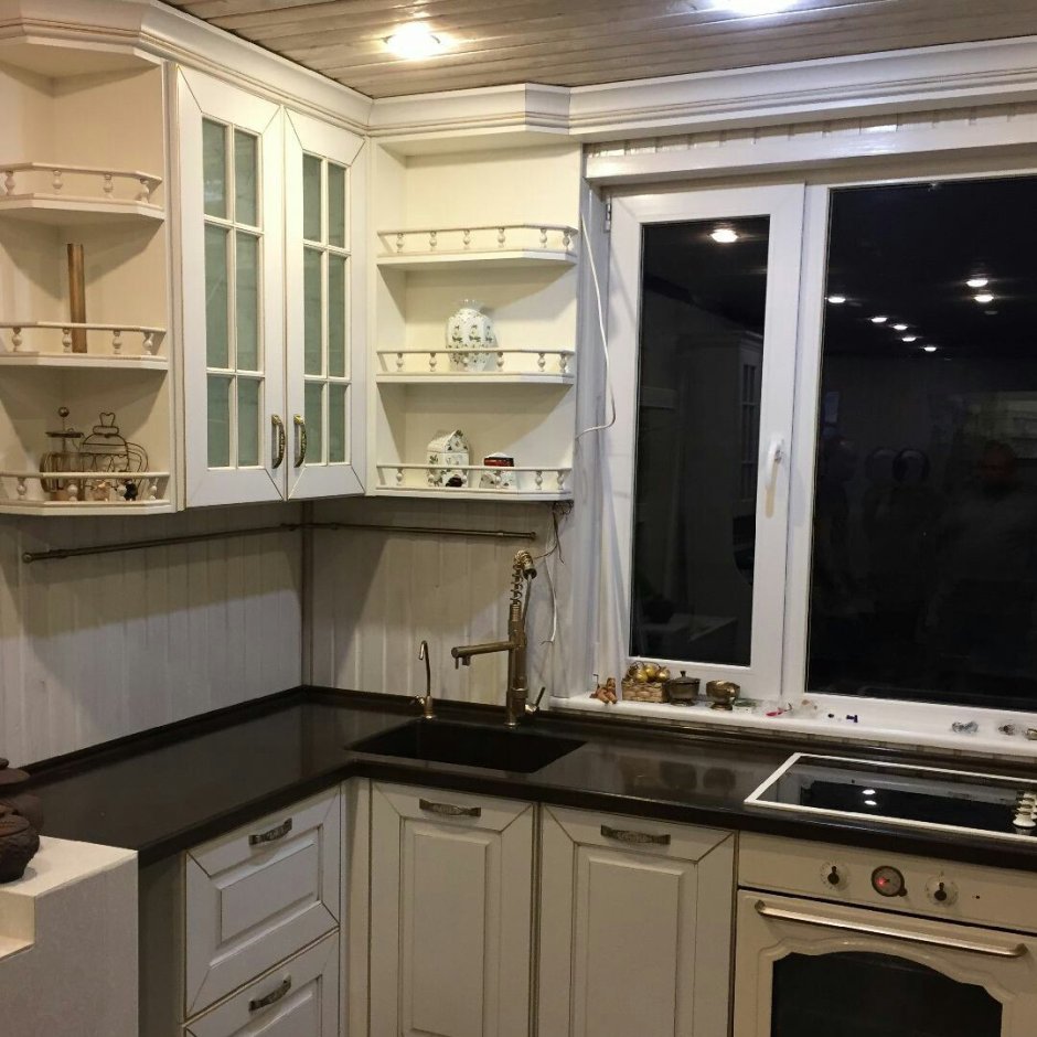 Кухонный гарнитур угловой с окном