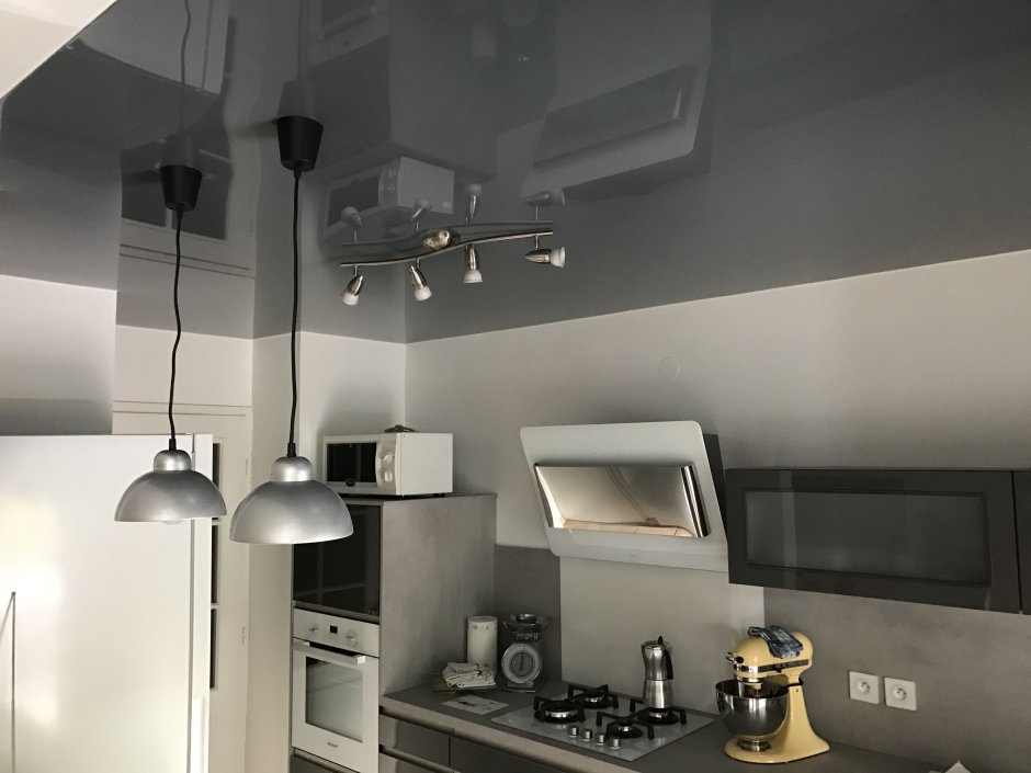 Серый глянцевый потолок на кухне