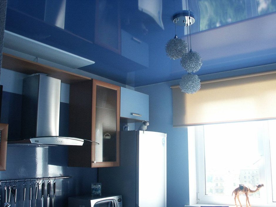Серый натяжной потолок на кухне (61 фото)