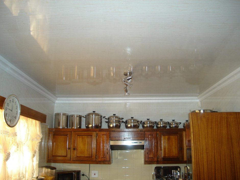 Реечный потолок на кухне