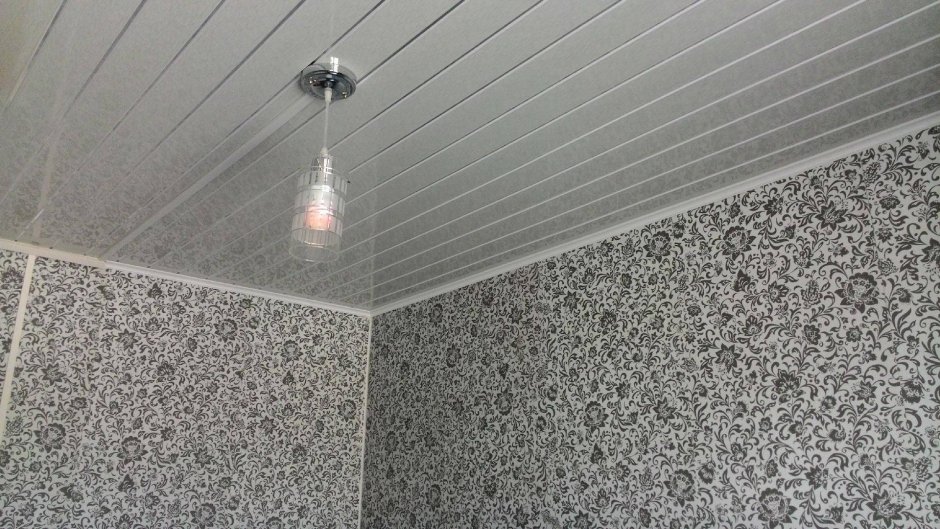 Пластиковый навесной потолок на кухне