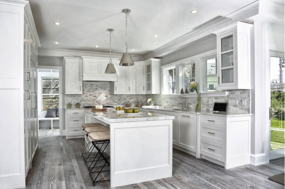 Белая кухня серый пол