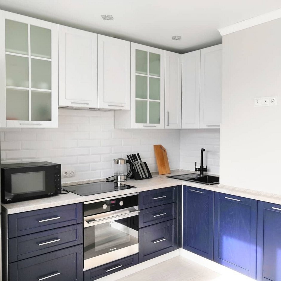 Бело-голубая кухня в интерьере фото