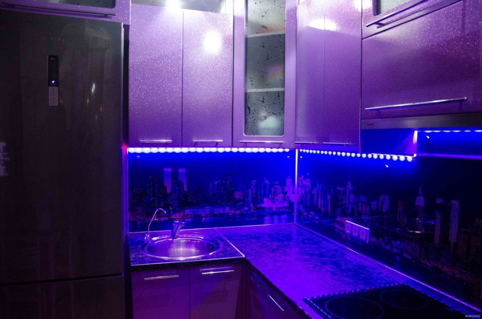 Светлая кухня с подсветкой