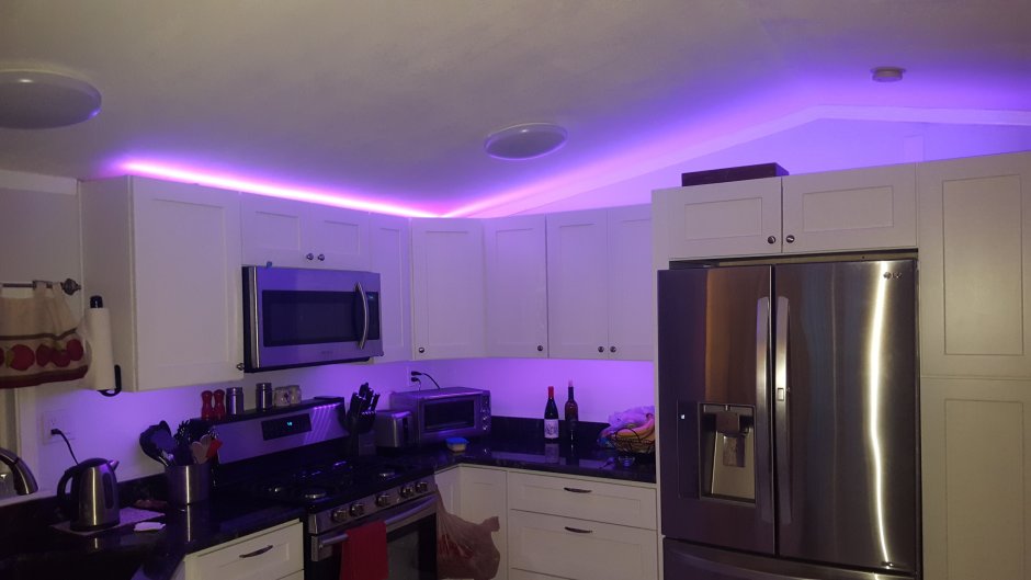 Парящий потолок с подсветкой на кухне