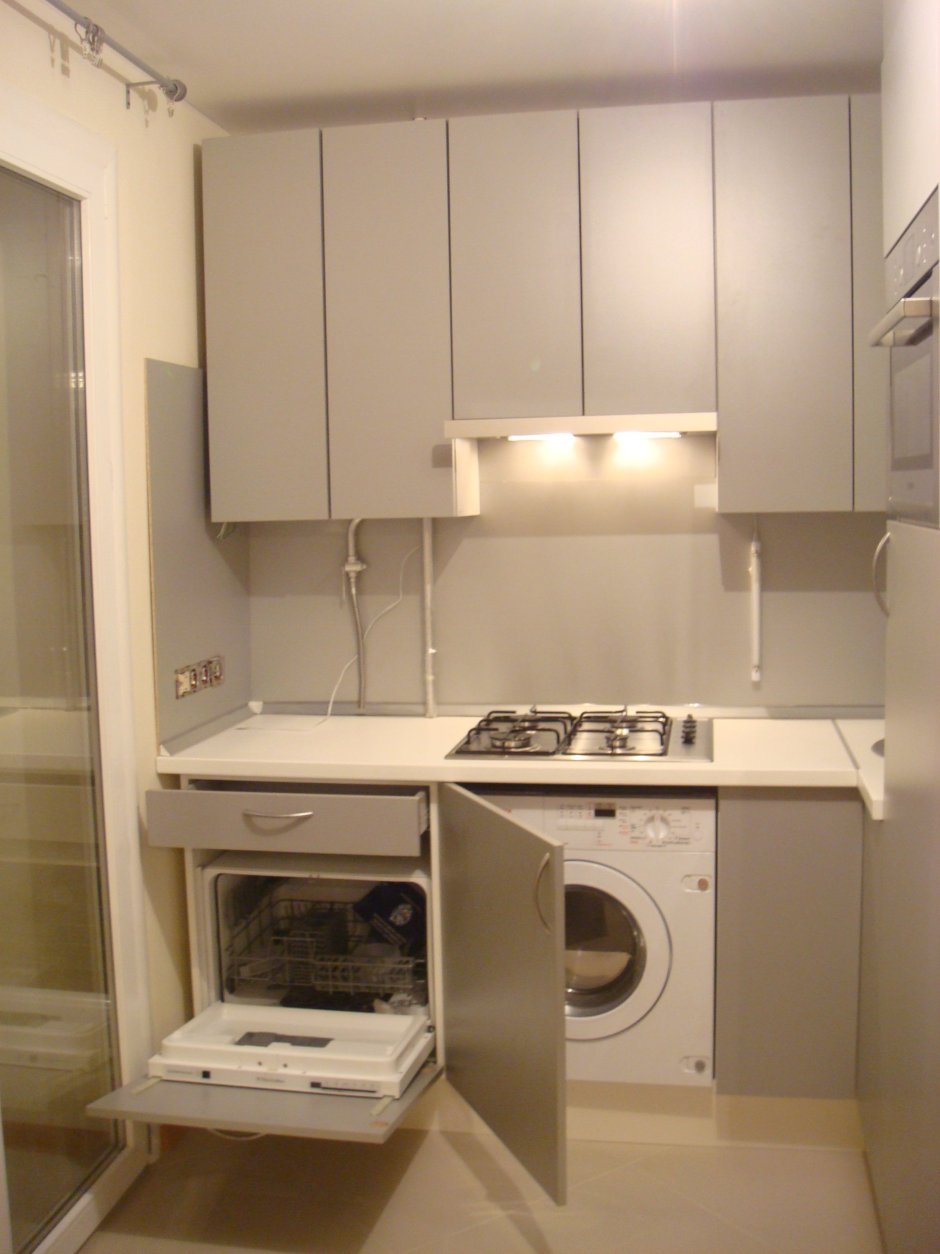 Маленькая угловая кухня со стиральной машиной