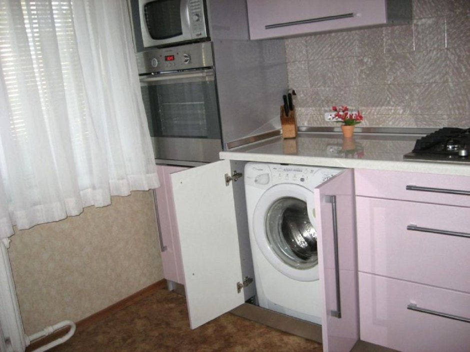 Кухня в хрущевке со стиральной машиной и холодильником