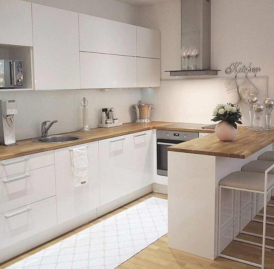 Кухонный гарнитур белый с деревянной столешницей фото