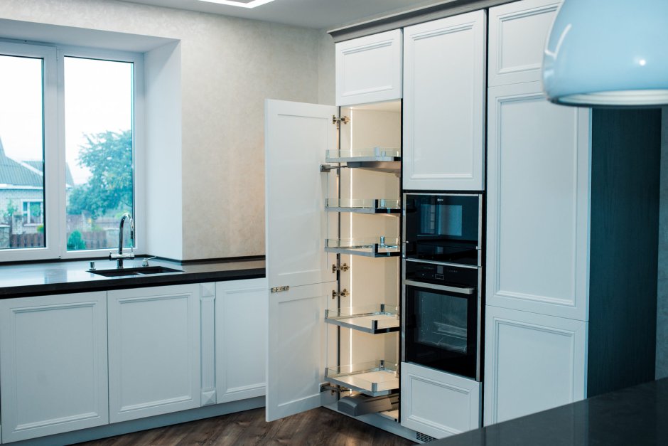 Холодильник в интерьере классической кухни