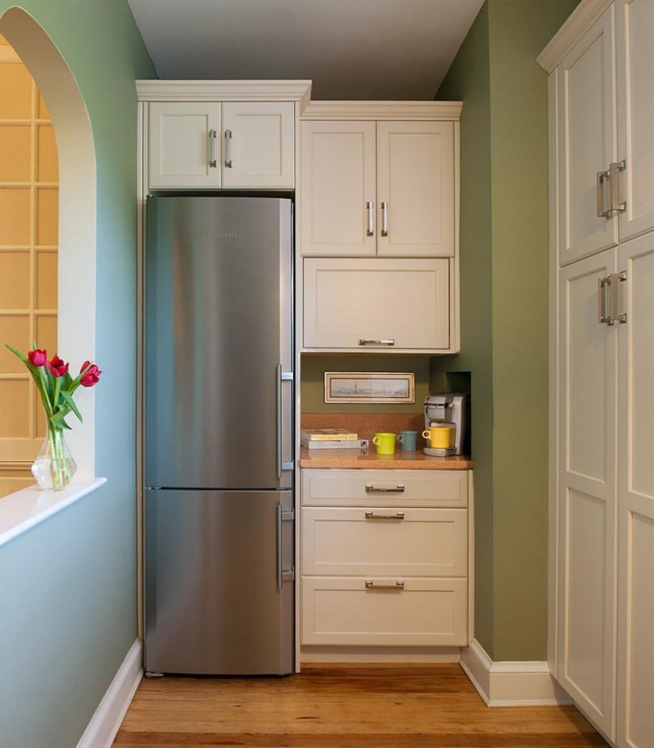 Маленькая кухня с холодильнико