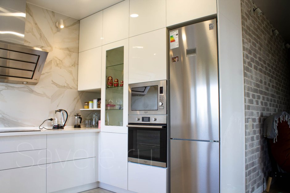 Кухни ц с пеналом и холодильником