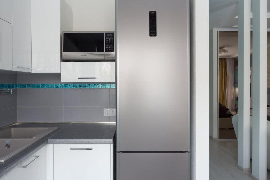 Серебристый холодильник на белой кухне