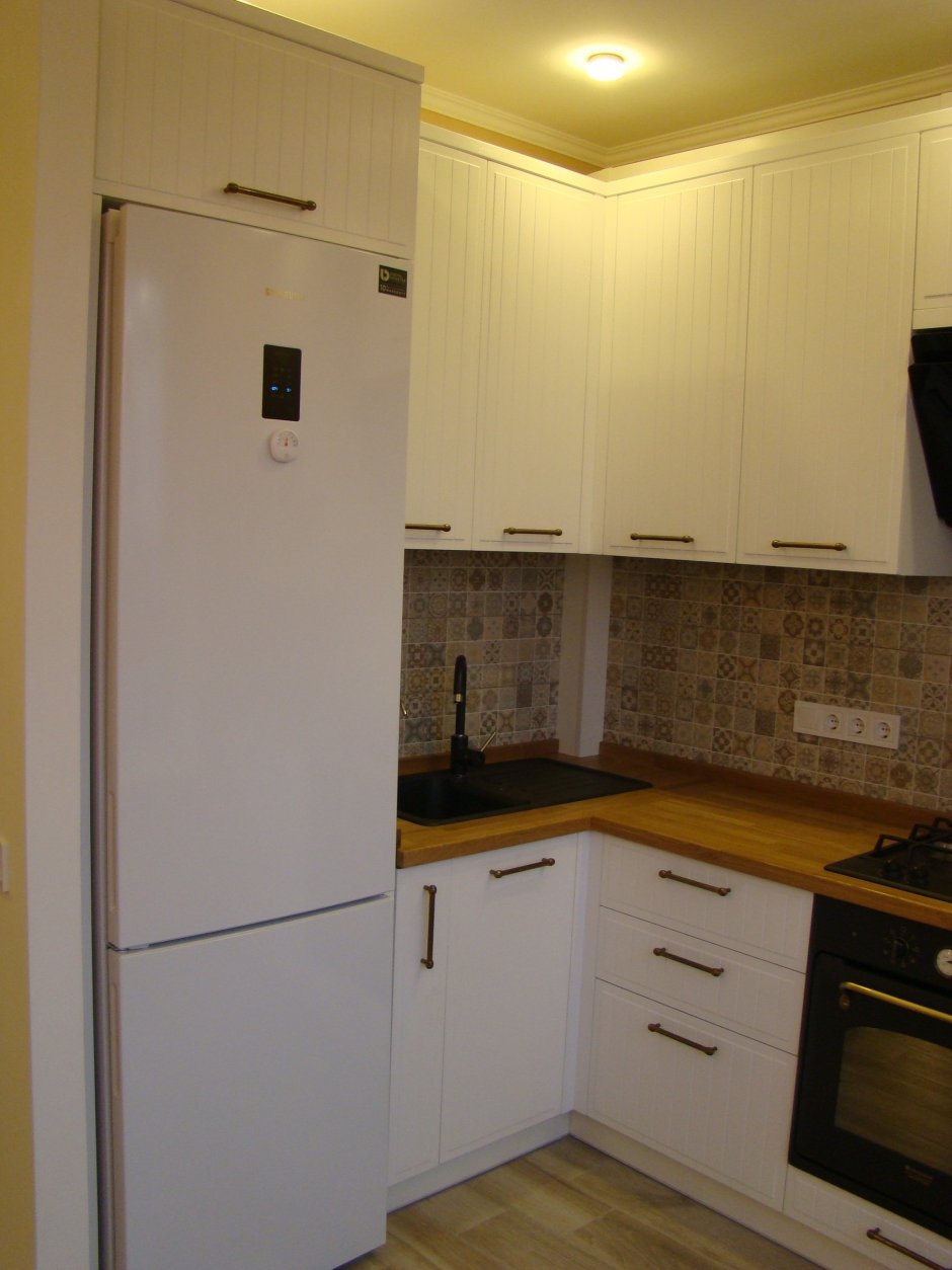 Угловая кухня с холодильником у окна (64 фото)