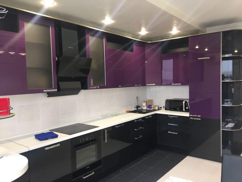 Фиолетовая кухня с белым верхом