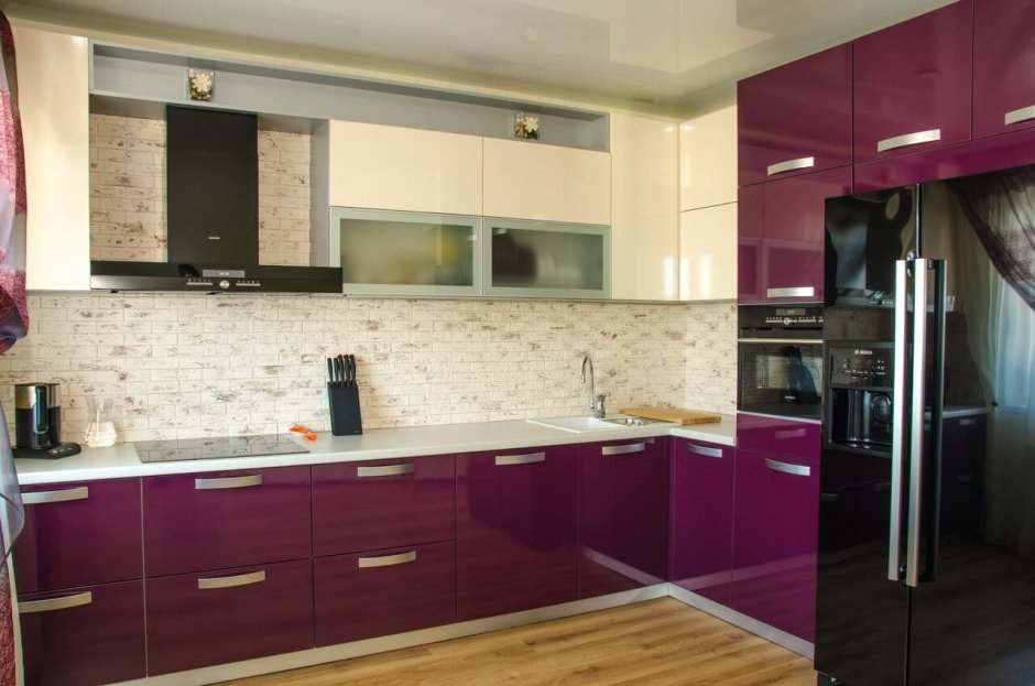 Современная кухня баклажанового цвета