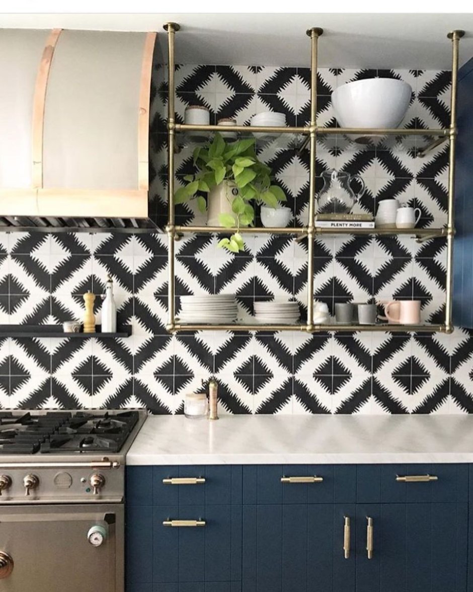Кухонный фартук из плитки с геометрическими орнаментами