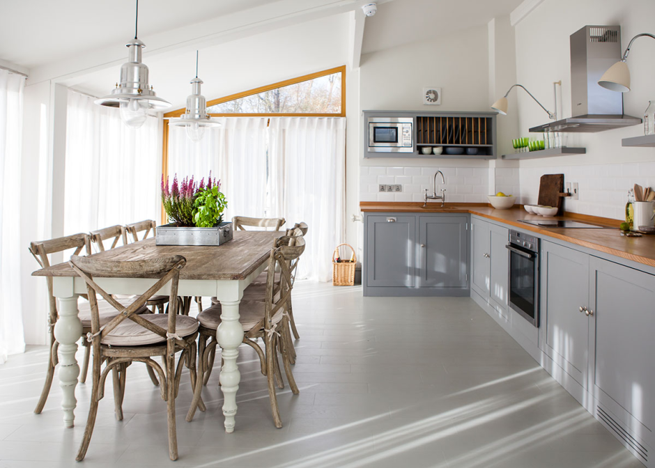Кухня в скандинавском стиле с деревянным столом