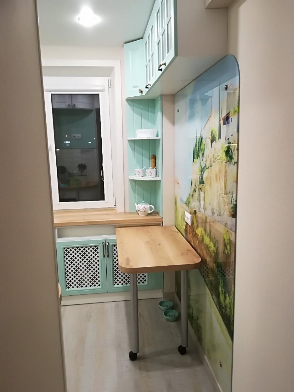 Интерьер кухни 6 кв.м с газовой плитой и холодильником