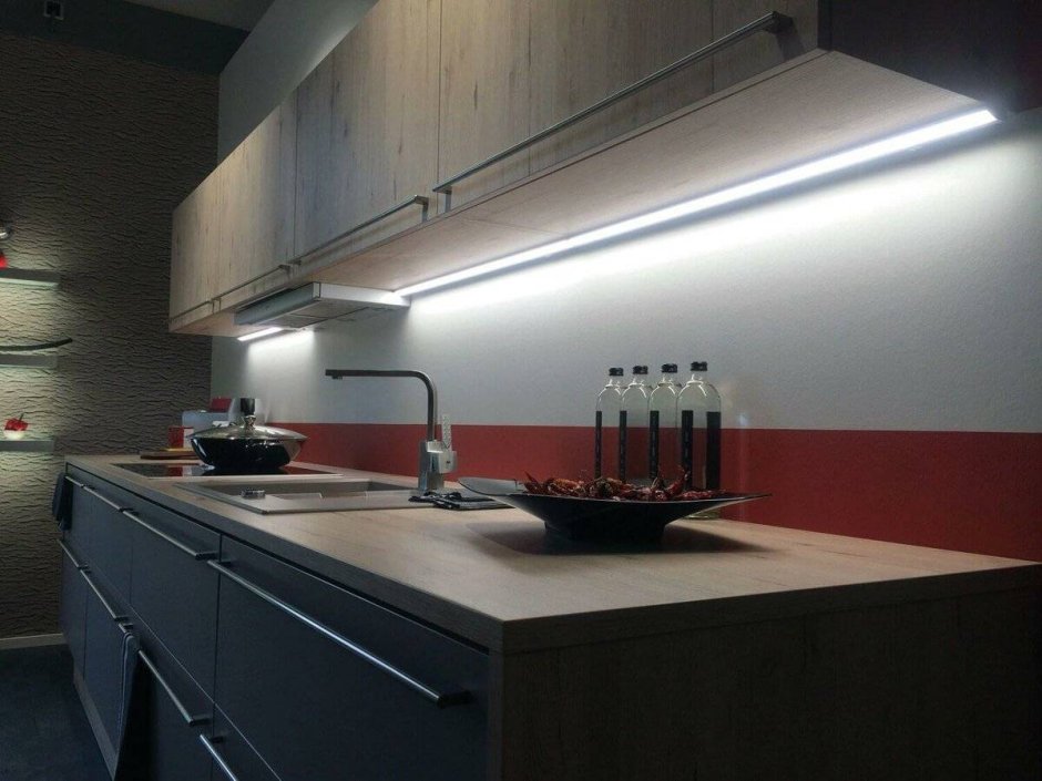 Полки с подсветкой на кухне